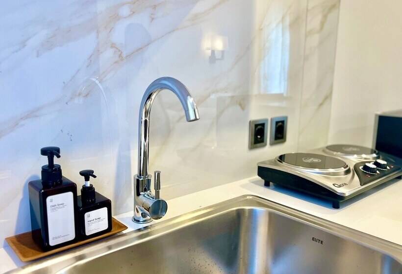 פנסיון Charlie Guest House