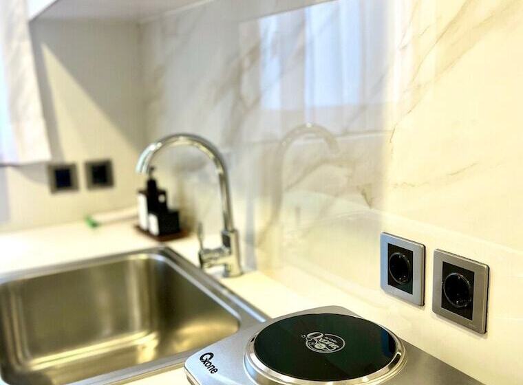 פנסיון Charlie Guest House