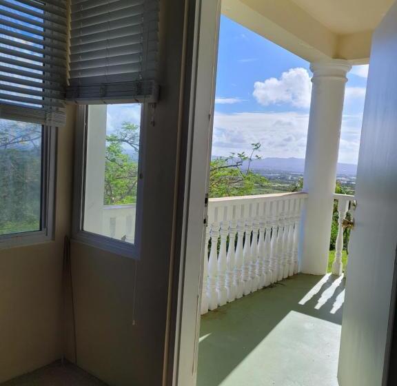 פנסיון Guam Theo House