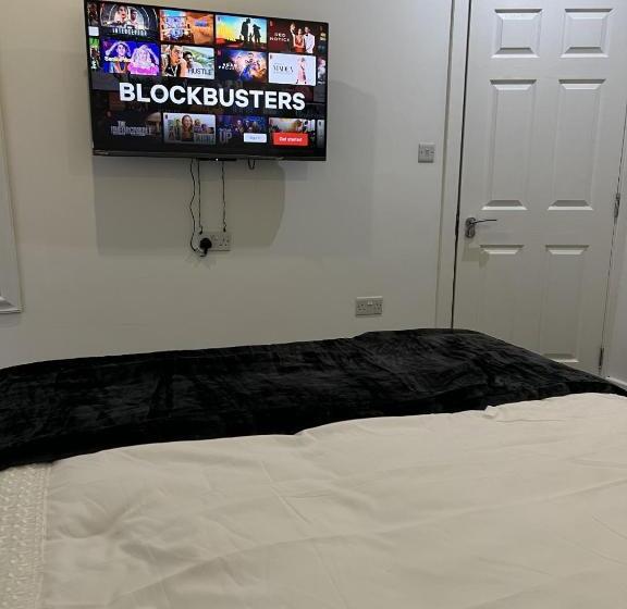 膳宿费 Room With King Size Bed And Private En Suite Bathroom In The Centre