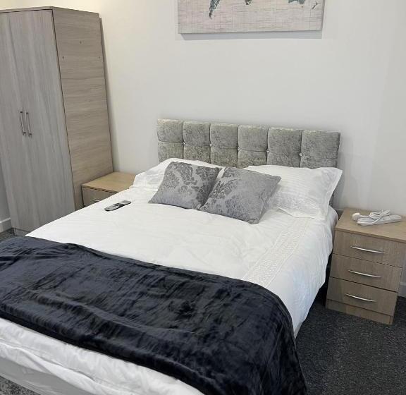 膳宿费 Room With King Size Bed And Private En Suite Bathroom In The Centre