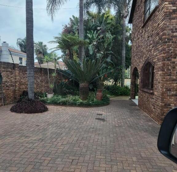 膳宿费 Squirrels Guest House