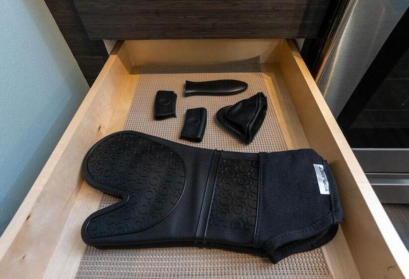 Self Check In Washer Dryer 4ksmart Tv King Bed Gym