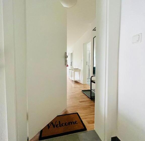 Общежитие Zweibettzimmer Mit Gemeinschaftsbad ,küche & Wohnzimmer