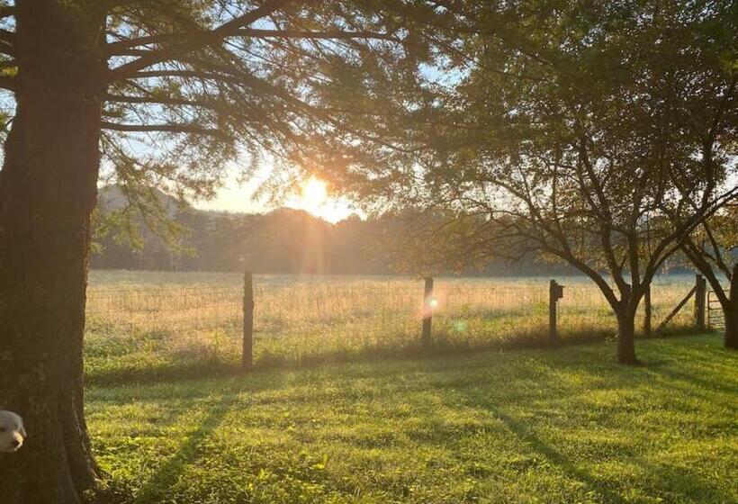 ホテル Charming Farmhouse On Working Red Haven Farm