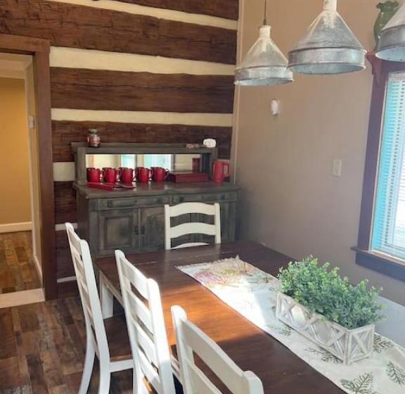 ホテル Charming Farmhouse On Working Red Haven Farm