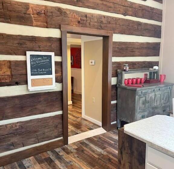 ホテル Charming Farmhouse On Working Red Haven Farm