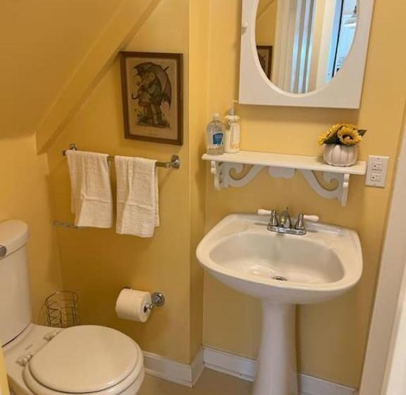 호텔 Charming Farmhouse On Working Red Haven Farm