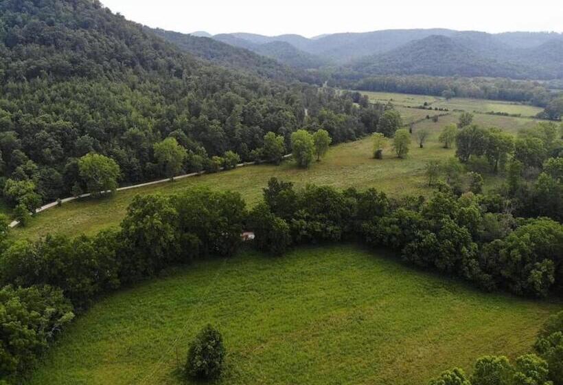 ホテル Charming Farmhouse On Working Red Haven Farm