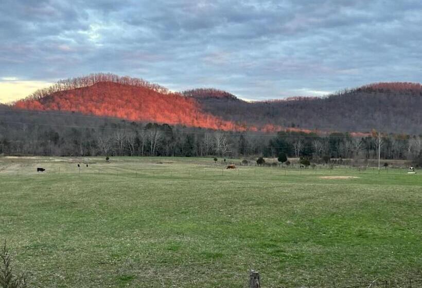 ホテル Charming Farmhouse On Working Red Haven Farm