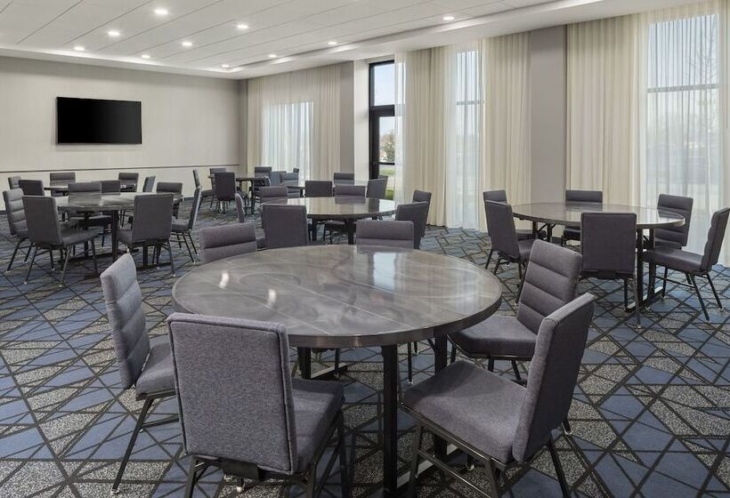 هتل Courtyard by Marriott Bettendorf