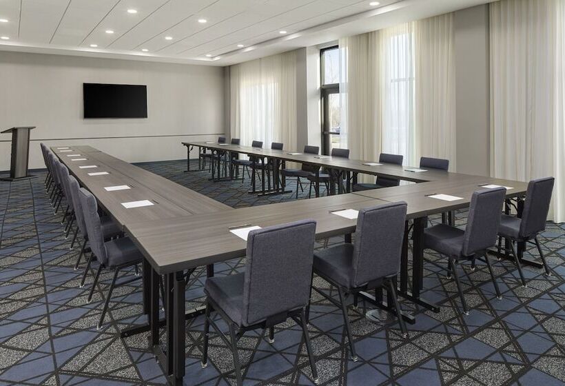 هتل Courtyard by Marriott Bettendorf