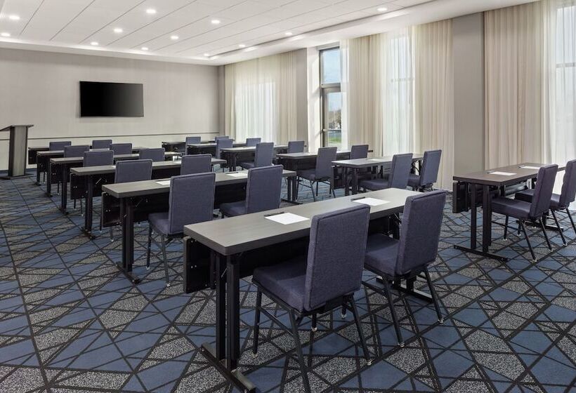 هتل Courtyard by Marriott Bettendorf