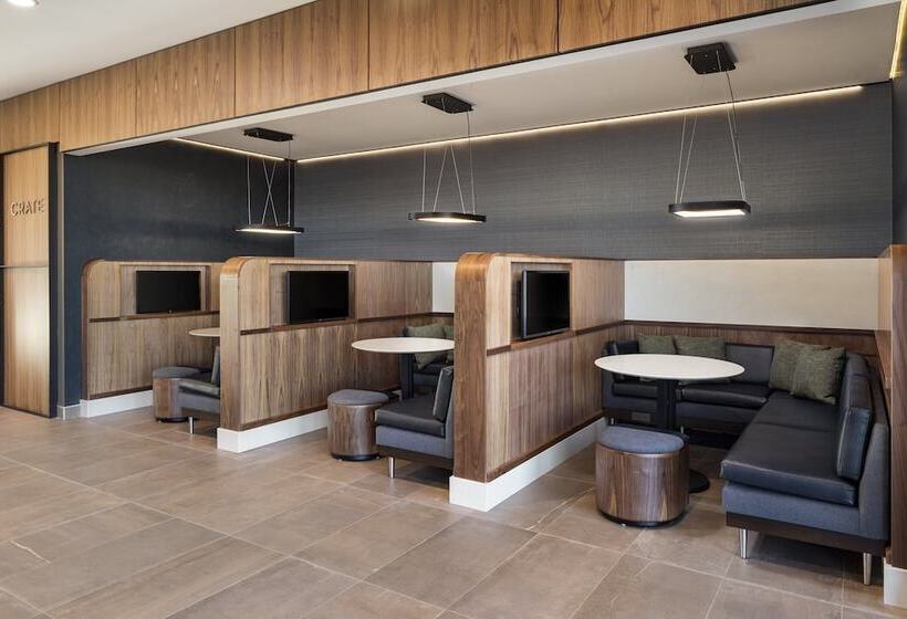 هتل Courtyard by Marriott Bettendorf