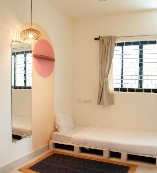 فنادق الكبسولة Zente Cafe & Stays