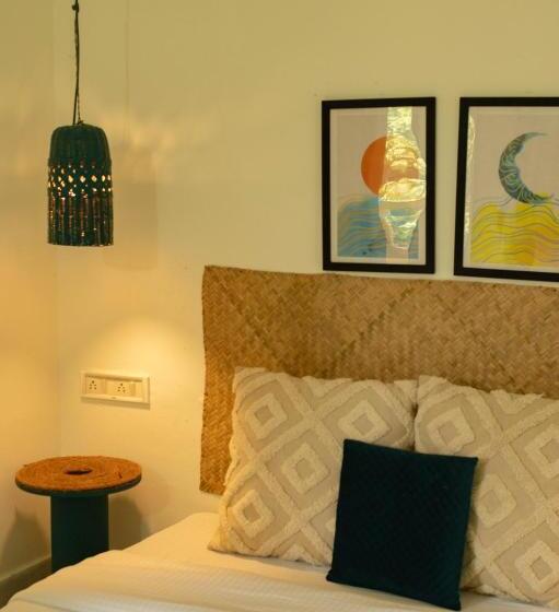 מלון כמוסות Zente Cafe & Stays