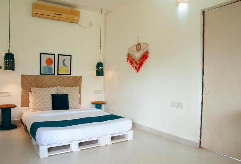 מלון כמוסות Zente Cafe & Stays