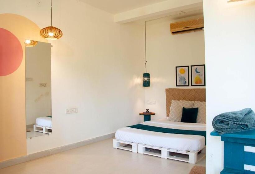 فنادق الكبسولة Zente Cafe & Stays