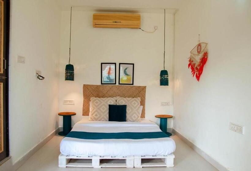 מלון כמוסות Zente Cafe & Stays