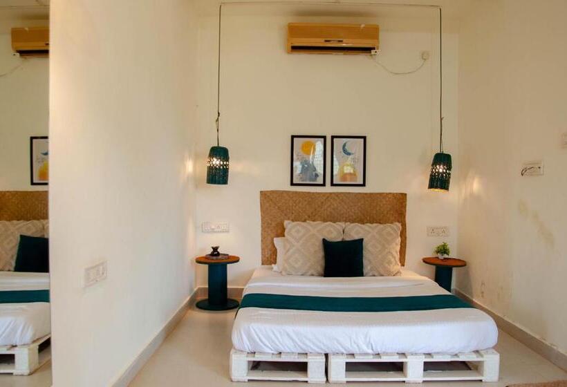 فنادق الكبسولة Zente Cafe & Stays