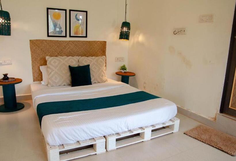 מלון כמוסות Zente Cafe & Stays