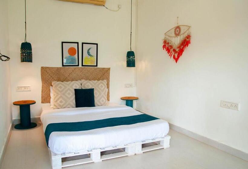 מלון כמוסות Zente Cafe & Stays