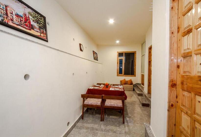 ホテル Hamta Foothills Cottage