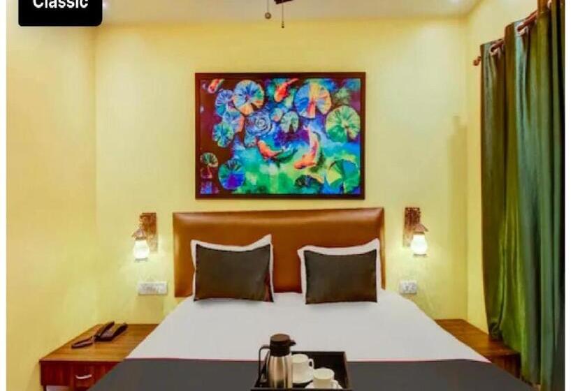 Отель Joaquim Baga Beach Resort Goa