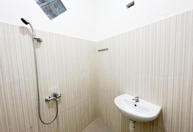 בית מלון כפרי Reddoorz Near Makam Bung Karno Blitar