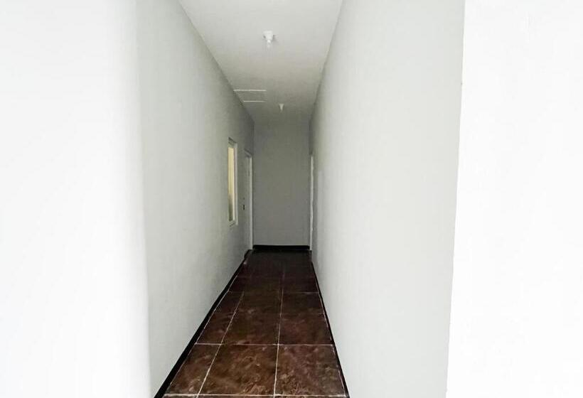 בית מלון כפרי Reddoorz Near Makam Bung Karno Blitar