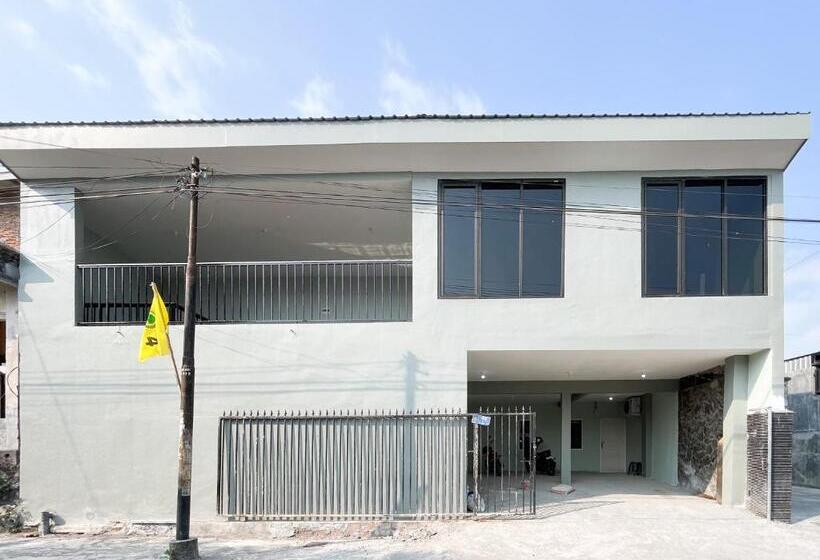 בית מלון כפרי Reddoorz Near Makam Bung Karno Blitar