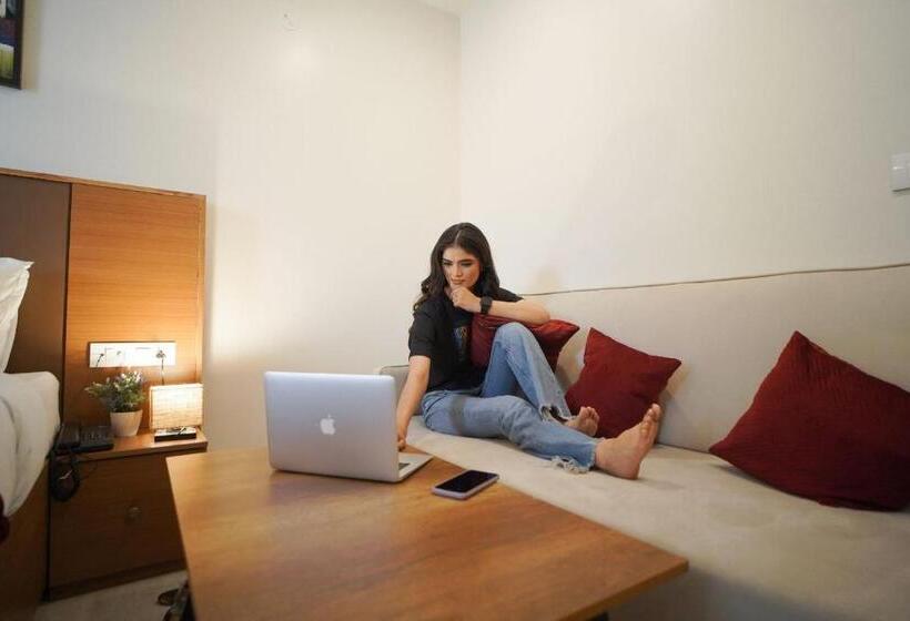 هتل Saltstayz Executive Serviced Apartment   Unitech Cyber Park & Near Huda City Metro