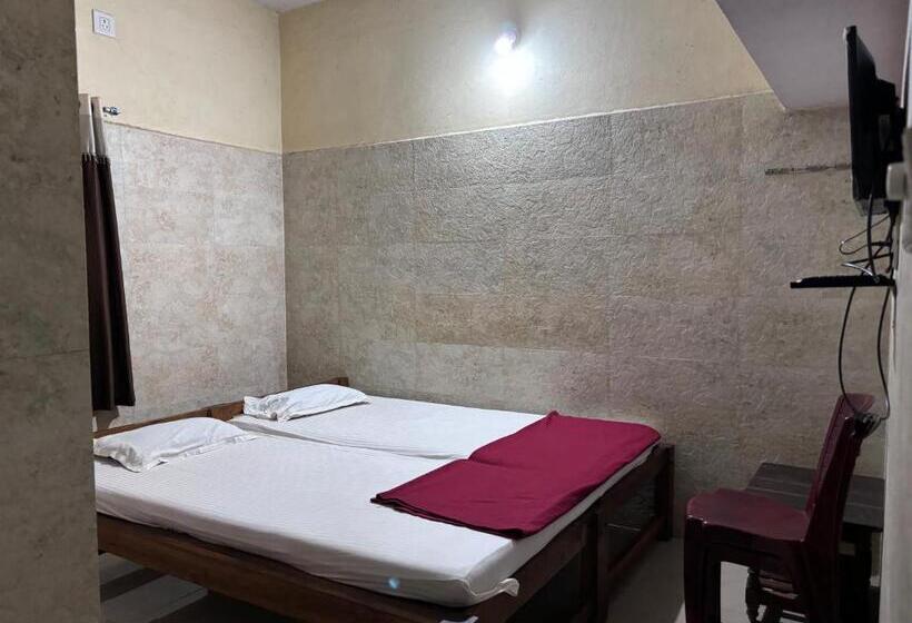 בית מלון כפרי Staymaker Naik Residency