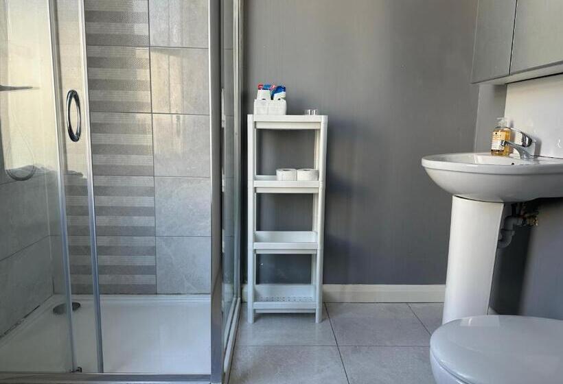 펜션 Leitrim Property Cork