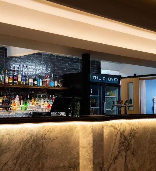 The Clovercrest Hotel Motel