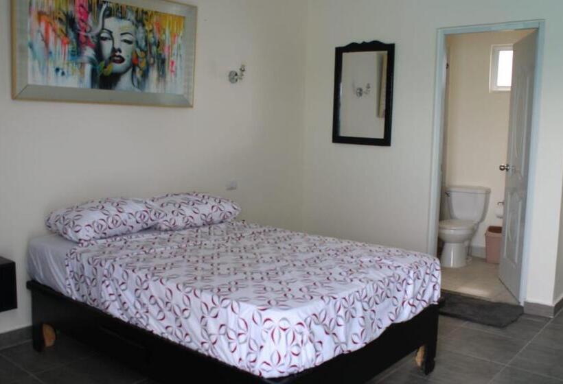 הוסטל Oceanside Hotel & Pool