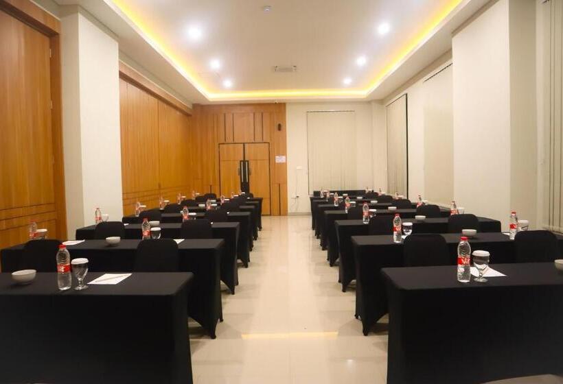 Front One Hotel Gombong