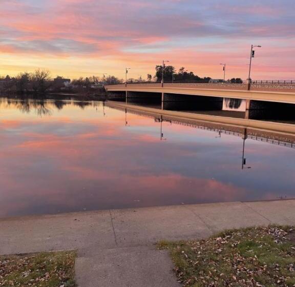 فندق Bridge Inn Tomahawk   1st Floor,1 King Bed,1 Reclining Chair, Walkout, River View