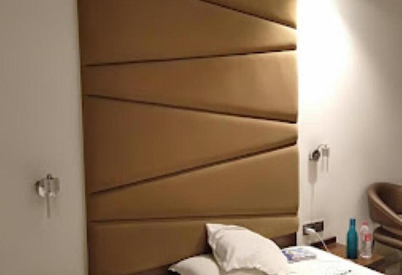 בית מלון כפרי Celebration Bar And Restaurant Maharashtra