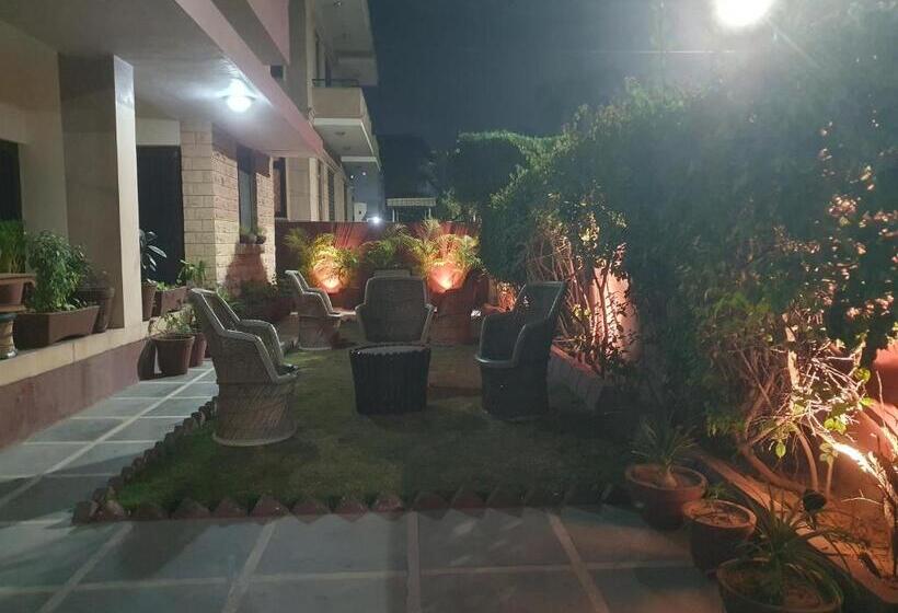 هتل Gajendra Niwas Sun City