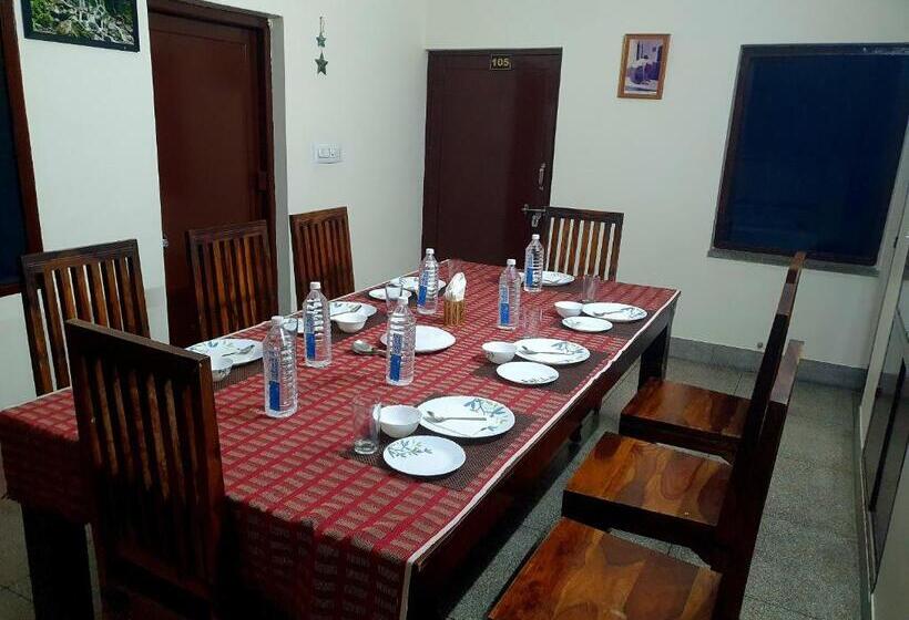 هتل Gajendra Niwas Sun City