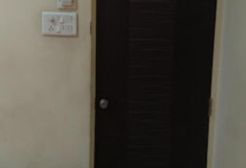 ホテル Girnar Amravati