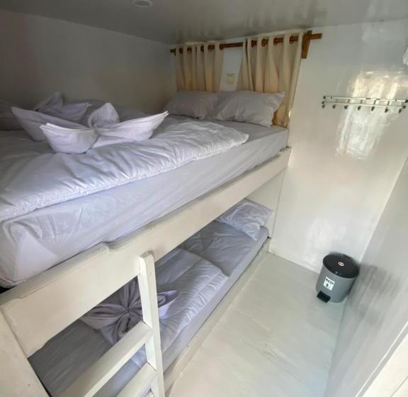 ホテル Labuan Bajo