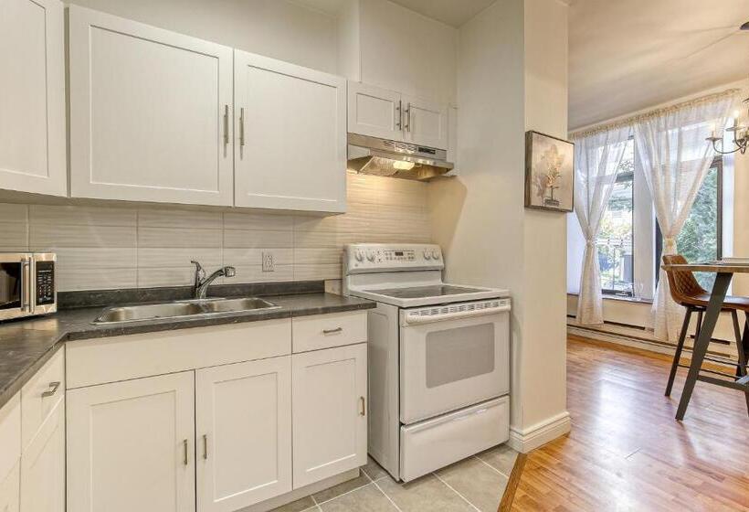 Отель Montreal Boutique Suites