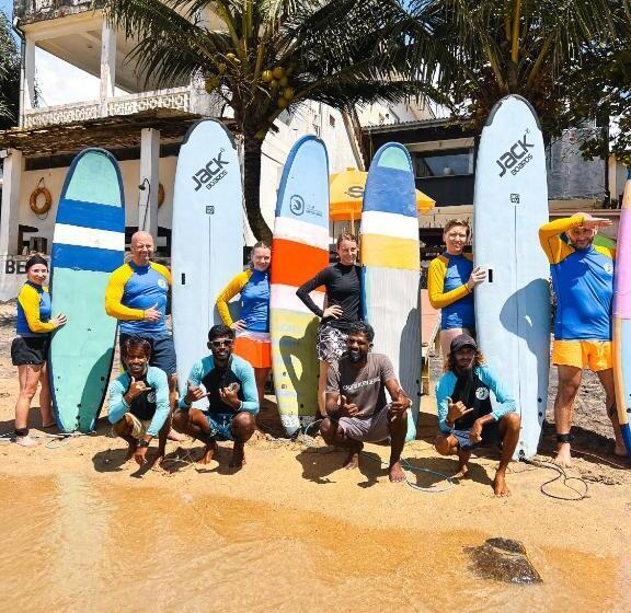 Отель Roots Retreat