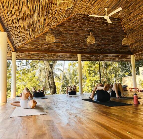 Отель Roots Retreat