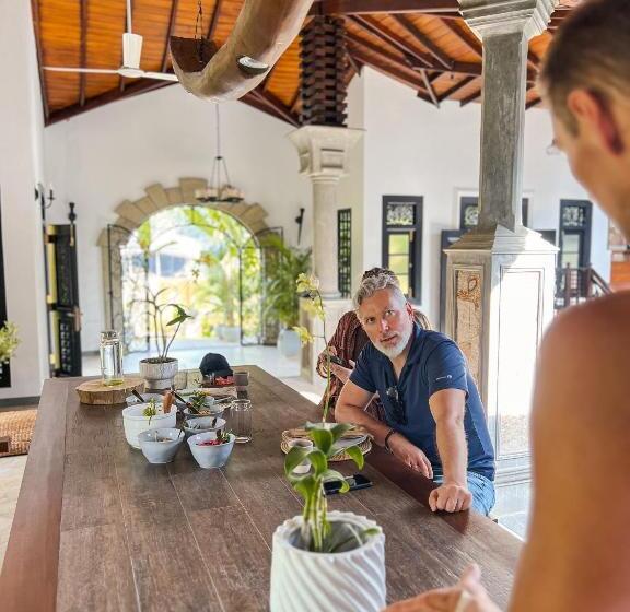 Отель Roots Retreat