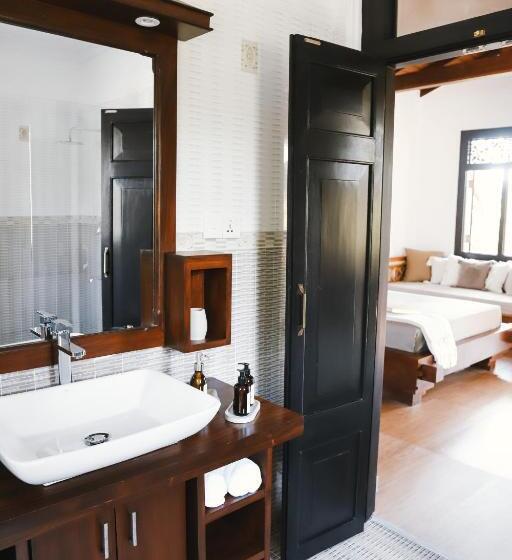 Отель Roots Retreat