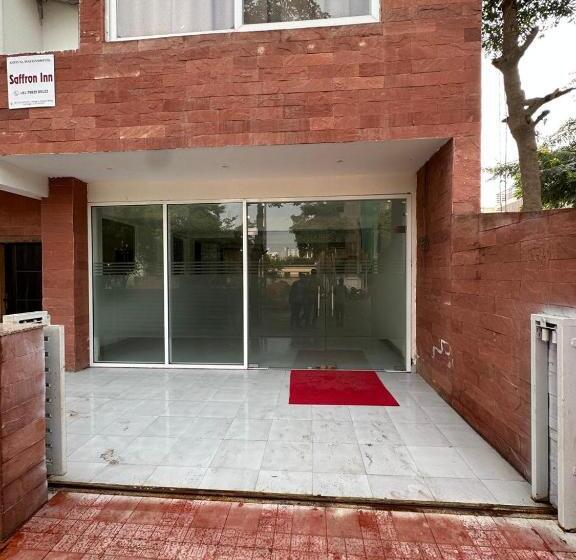 هتل Saffron Inn