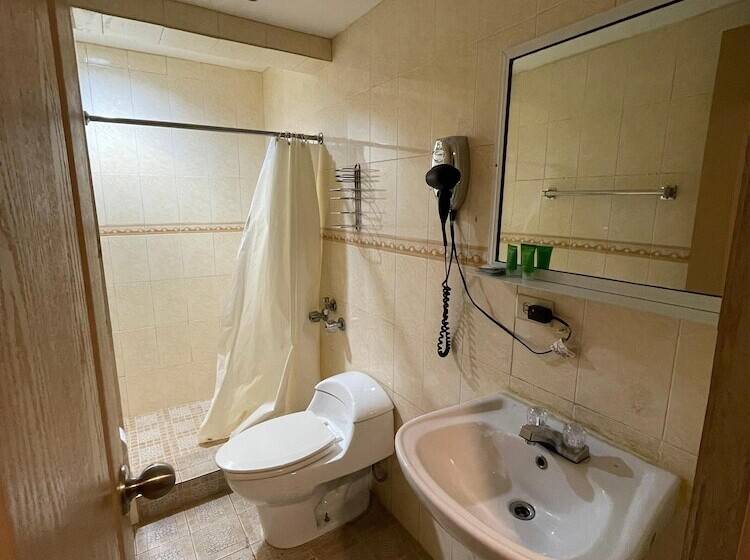 Отель San Thomas Inn